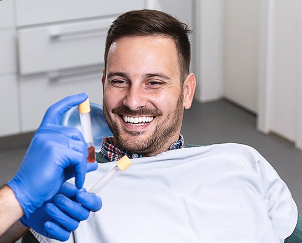 Männlicher Patient glücklich bei seiner Eigenbluttherapie