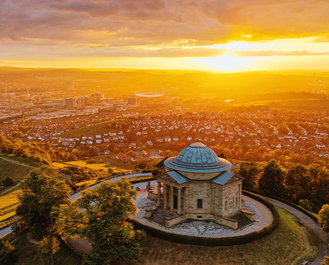 Stadt Stuttgart während Sonnenuntergang