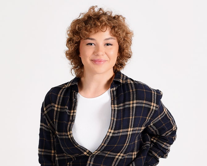 Frau lächelt nach der PRP Behandlung