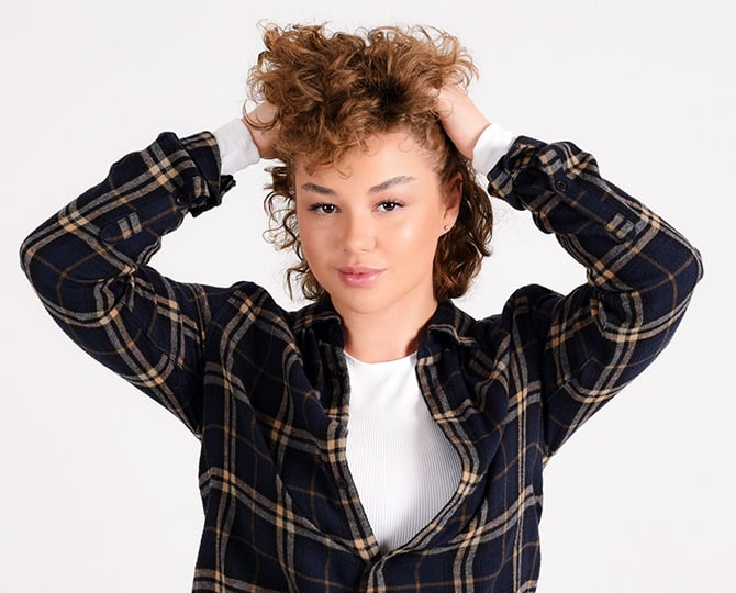 Frau greift sich in die Haare