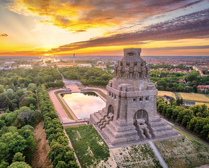 Luftaufnahme des Völkerschlachtdenkmals in Leipzig bei Sonnenuntergang