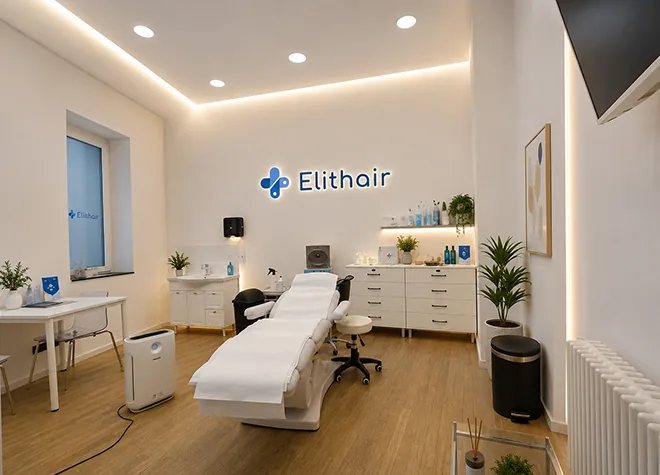 Heller PRP-Behandlungsraum mit Behandlungsliege in der Elithair Haarpraxis Berlin für Eigenbluttherapie gegen Haarausfall