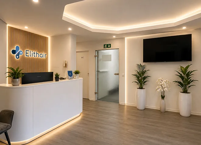 Heller PRP-Behandlungsraum mit Behandlungsliege in der Elithair Haarpraxis Düsseldorf für Eigenbluttherapie gegen Haarausfall