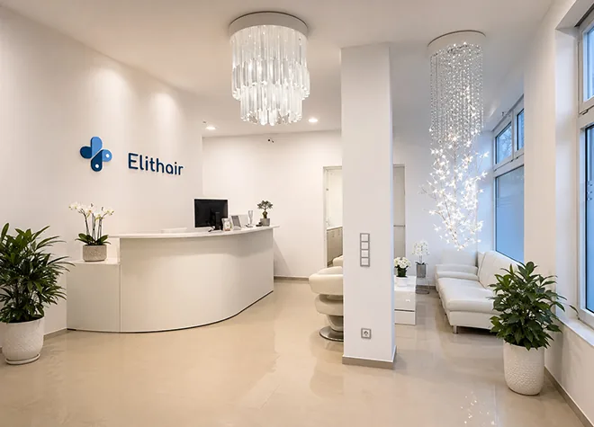 Heller PRP-Behandlungsraum mit Behandlungsliege in der Elithair Haarpraxis Frankfurt für Eigenbluttherapie gegen Haarausfall