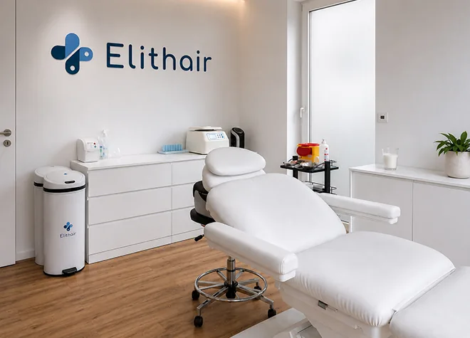 Heller PRP-Behandlungsraum mit Behandlungsliege in der Elithair Haarpraxis Hamburg für Eigenbluttherapie gegen Haarausfall
