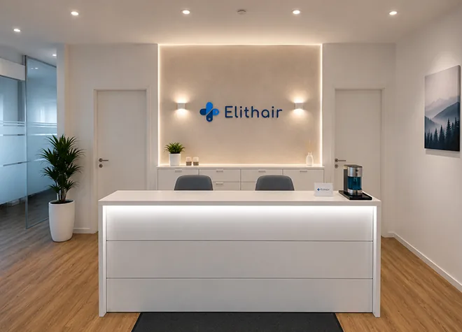 Heller PRP-Behandlungsraum mit Behandlungsliege in der Elithair Haarpraxis München für Eigenbluttherapie gegen Haarausfall