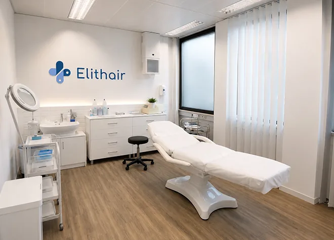 Heller PRP-Behandlungsraum mit Behandlungsliege in der Elithair Haarpraxis Stuttgart für Eigenbluttherapie gegen Haarausfall